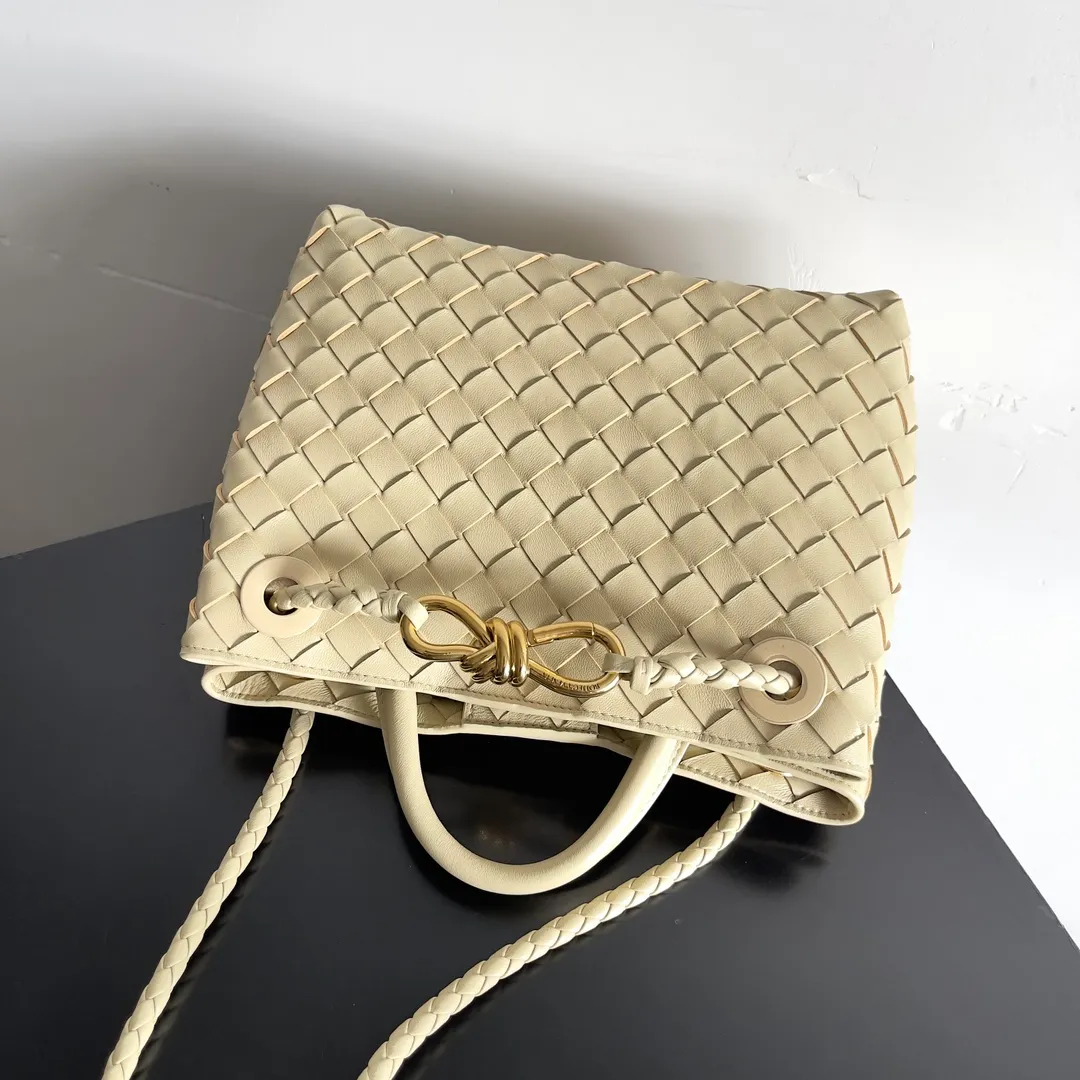 The 2023 new Andiamo batch of 1860 BV has been shipped‼ ️Really popular🔥The new Andiamo woven handbag launched by Bottega Veneta this season is really popular all over the world! ! Celebrities at home and abroad have worn it, and Oscar-winning actress Michelle Yeoh has taken it out on the street. Song Jia, Trai Yara, Yu Feihong, Sanji Ayaka, Rosie Hunting-Whiteley, Yoshioka Riho, etc. have all picked up this bag. It is classic and versatile, showing off its temperament, and the bag capacity is also large, which is very convenient for daily commuting! ! A variety of carrying methods, the shoulder straps can be adjusted by yourself, the original lambskin feels soft and delicate, and the neutral style is made to break gender boundaries and bring a more practical and longer-lasting use experience. Andiamo, which has both elegant and casual styles, perfectly interprets the true appearance of "fashionable old money style". Style number: 743568 Size: 25*22*10.5cm